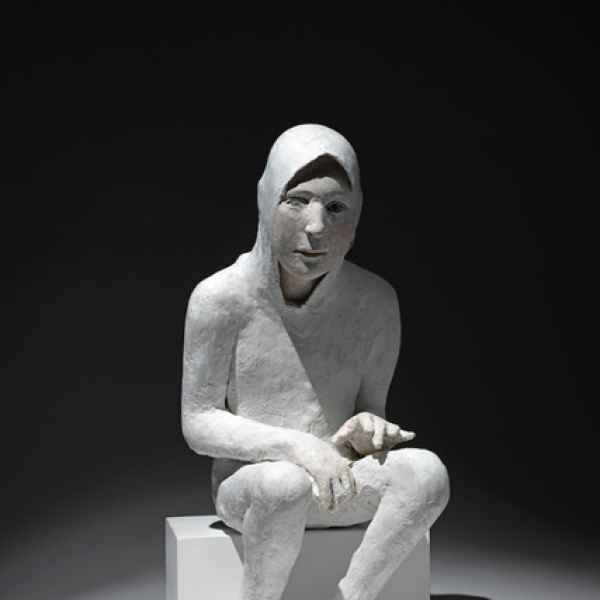 Jeune sur une marche